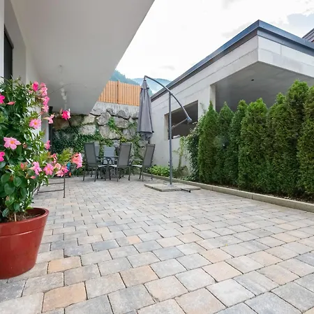 In Tyrol Near Lift Брук-ам-Циллер